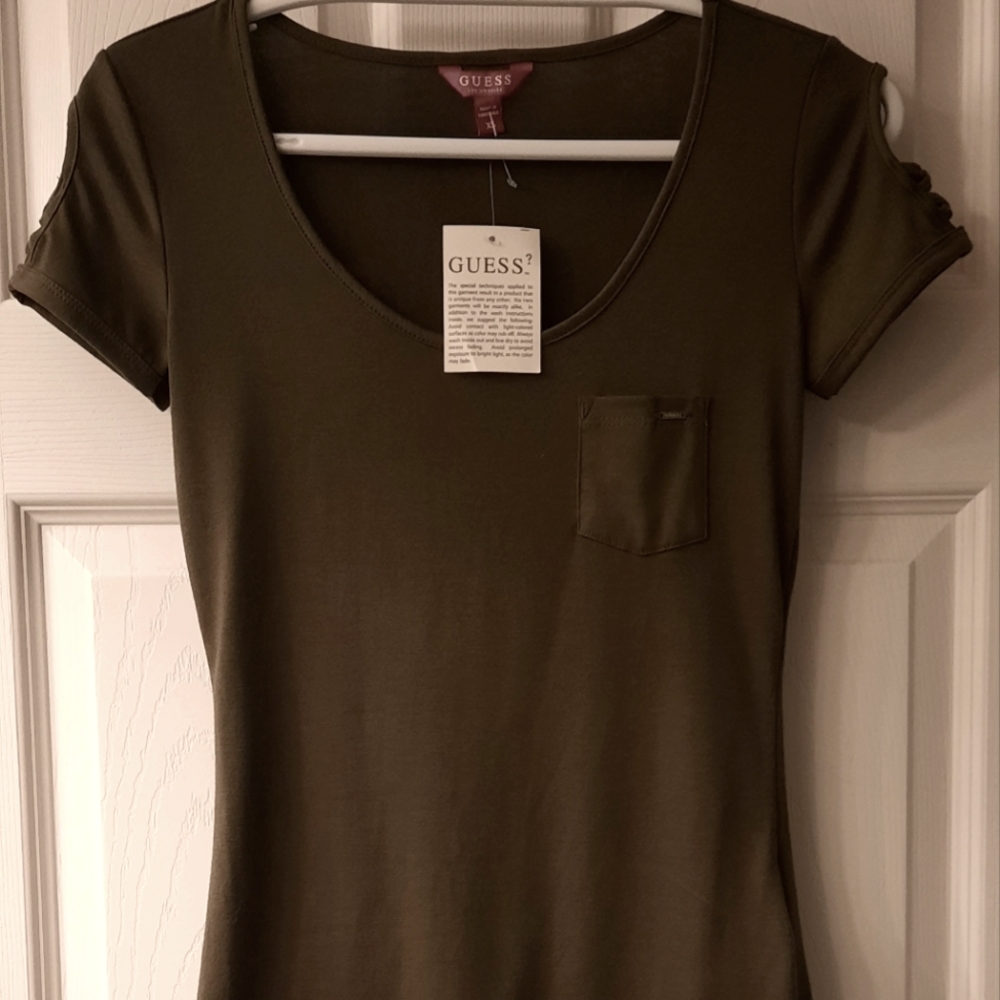 NWT GUESS T SHIRT SIZE XS